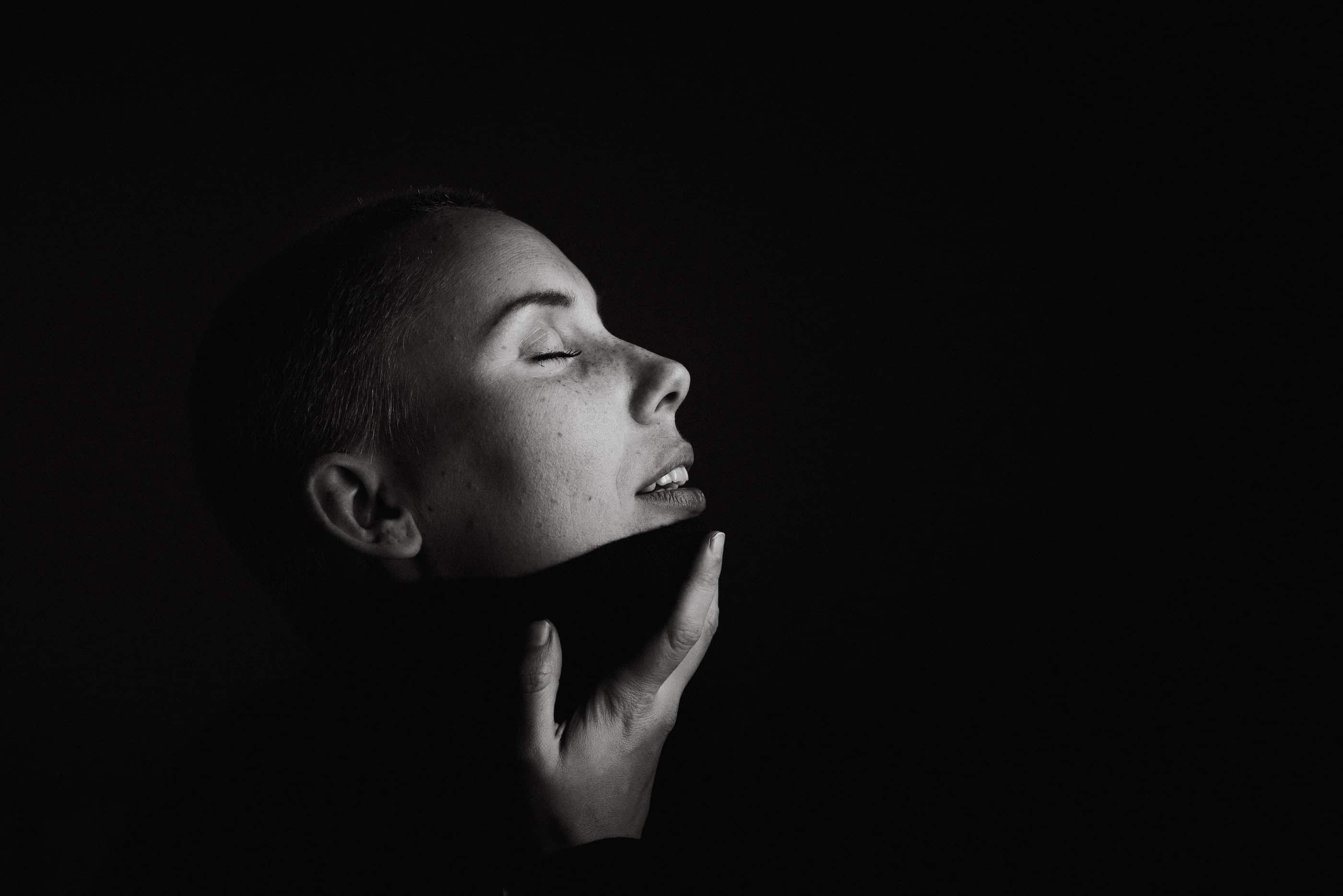 Black and white picture of a beautiful woman